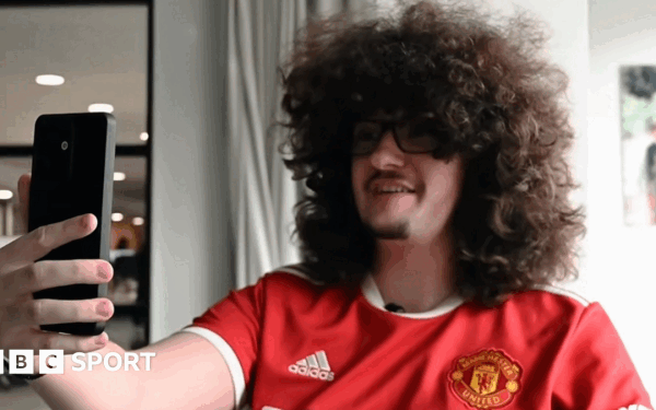 Manchester United se confruntă cu o așteptare iritantă Un suporter dedicat al echipei Manchester United, Ilett, se află pe cale să rupă tăcerea cu o promisiune destul de neobișnuită: se va tundere doar după ce formația sa favorită va reuși să câștige cinci meciuri consecutive