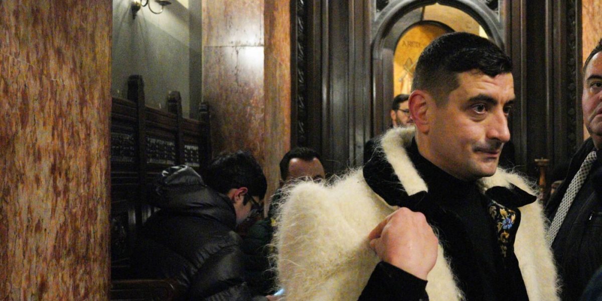 Liderul extremist George Simion solicită intervenția externă pentru restartarea democrației în România Într-un moment de intensă controversă politică, George Simion, un personaj cunoscut pentru discursurile sale extremiste și pozițiile suveraniste, lansează un apel surprinzător către “prieteni americani și europeni” pentru a sprijini “reinstaurarea democrației” în România
