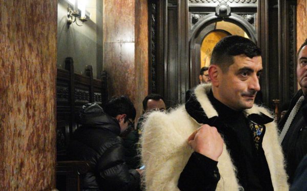 Liderul extremist George Simion solicită intervenția externă pentru restartarea democrației în România Într-un moment de intensă controversă politică, George Simion, un personaj cunoscut pentru discursurile sale extremiste și pozițiile suveraniste, lansează un apel surprinzător către “prieteni americani și europeni” pentru a sprijini “reinstaurarea democrației” în România