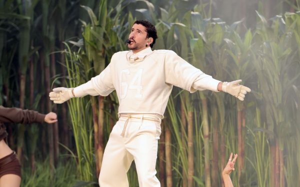 Bad Bunny Strălucește la Super Bowl 2026: O Performanță de Excepție la Pauza Meciului În această seară, Bad Bunny, starul muzicii latine, a electrizat publicul de la Super Bowl 2026, desfășurat pe legendara arenă Levi’s Stadium din Santa Clara, California