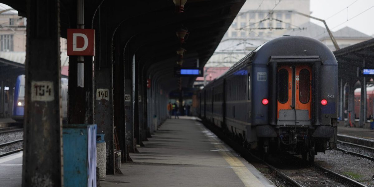 Circulația feroviară a fost grav perturbată în ultimele ore, după ce mai multe instalații de siguranță și semnalizare au fost vandalizate în două zone strategice ale rețelei feroviare din România