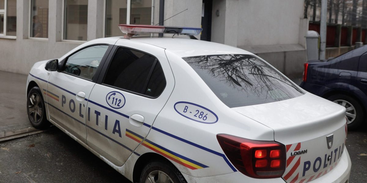Femeie din București acuzată de înșelăciune și falsuri, după ce a încasat 40.000 de euro pentru vacanțe inexistente O femeie din București, în vârstă de 38 de ani, este urmărită penal sub acuzațiile de înșelăciune, fals în înscrisuri și inducerea în eroare a organelor judiciare, după ce a reușit să însușească aproximativ 40.000 de euro de la mai multe persoane, promițând vacanțe care nu au existat niciodată