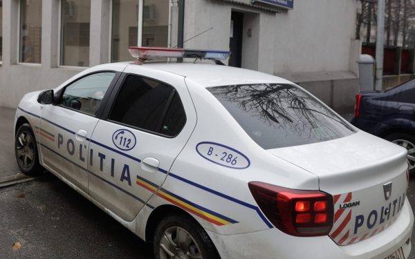 Femeie din București acuzată de înșelăciune și falsuri, după ce a încasat 40.000 de euro pentru vacanțe inexistente O femeie din București, în vârstă de 38 de ani, este urmărită penal sub acuzațiile de înșelăciune, fals în înscrisuri și inducerea în eroare a organelor judiciare, după ce a reușit să însușească aproximativ 40.000 de euro de la mai multe persoane, promițând vacanțe care nu au existat niciodată