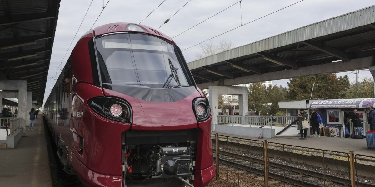 CFR Călători lansează trenuri directe între București și Timișoara, aducând o reconnectare importantă pentru transportul feroviar românesc De la începutul lunii martie, CFR Călători a inaugurat un nou serviciu feroviar de tip InterRegio, ce va conecta direct capitala cu vestul țării pe ruta București – Timișoara