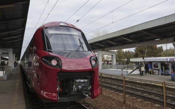 CFR Călători lansează trenuri directe între București și Timișoara, aducând o reconnectare importantă pentru transportul feroviar românesc De la începutul lunii martie, CFR Călători a inaugurat un nou serviciu feroviar de tip InterRegio, ce va conecta direct capitala cu vestul țării pe ruta București – Timișoara