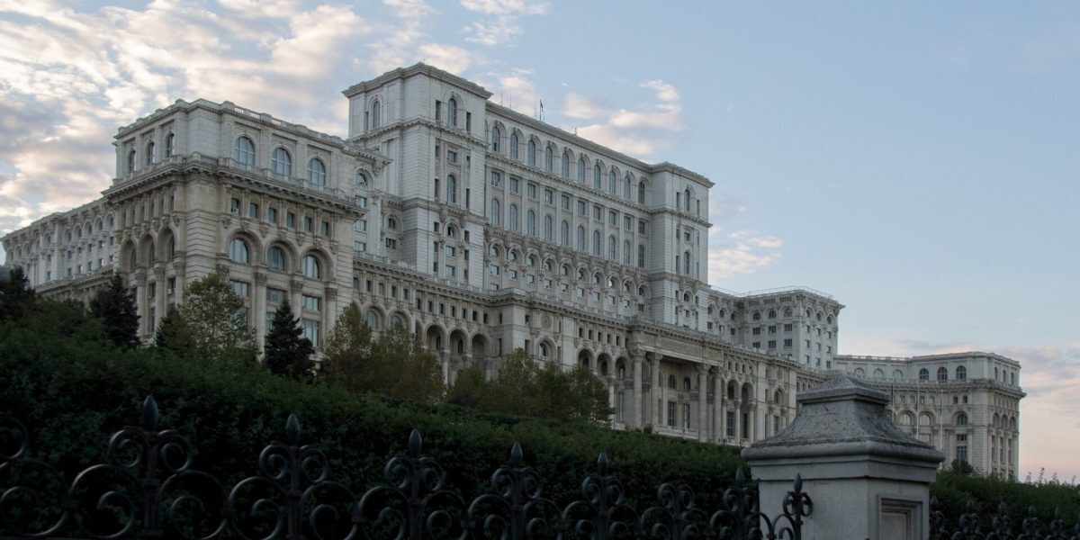 Palatul Parlamentului, iluminat în roșu de Ziua Europeană a Numărului 112