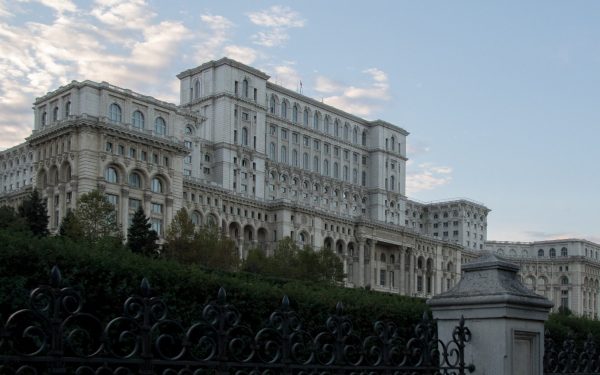 Palatul Parlamentului, iluminat în roșu de Ziua Europeană a Numărului 112