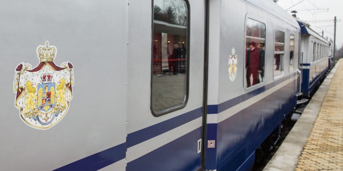Trenurile Tezaur uitate într-o remiză CFR lângă Mogoșoaia