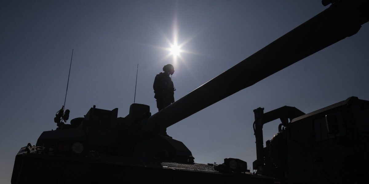 Ministerul Apărării asigură: pensiile și salariile militarilor rămân neschimbate în contextul deciziei CCR privind pensiile magistraților Debat a început după decizia Curții Constituționale privind reducerea pensiilor pentru magistrați și majorarea vârstei de pensionare în sistemul judiciar