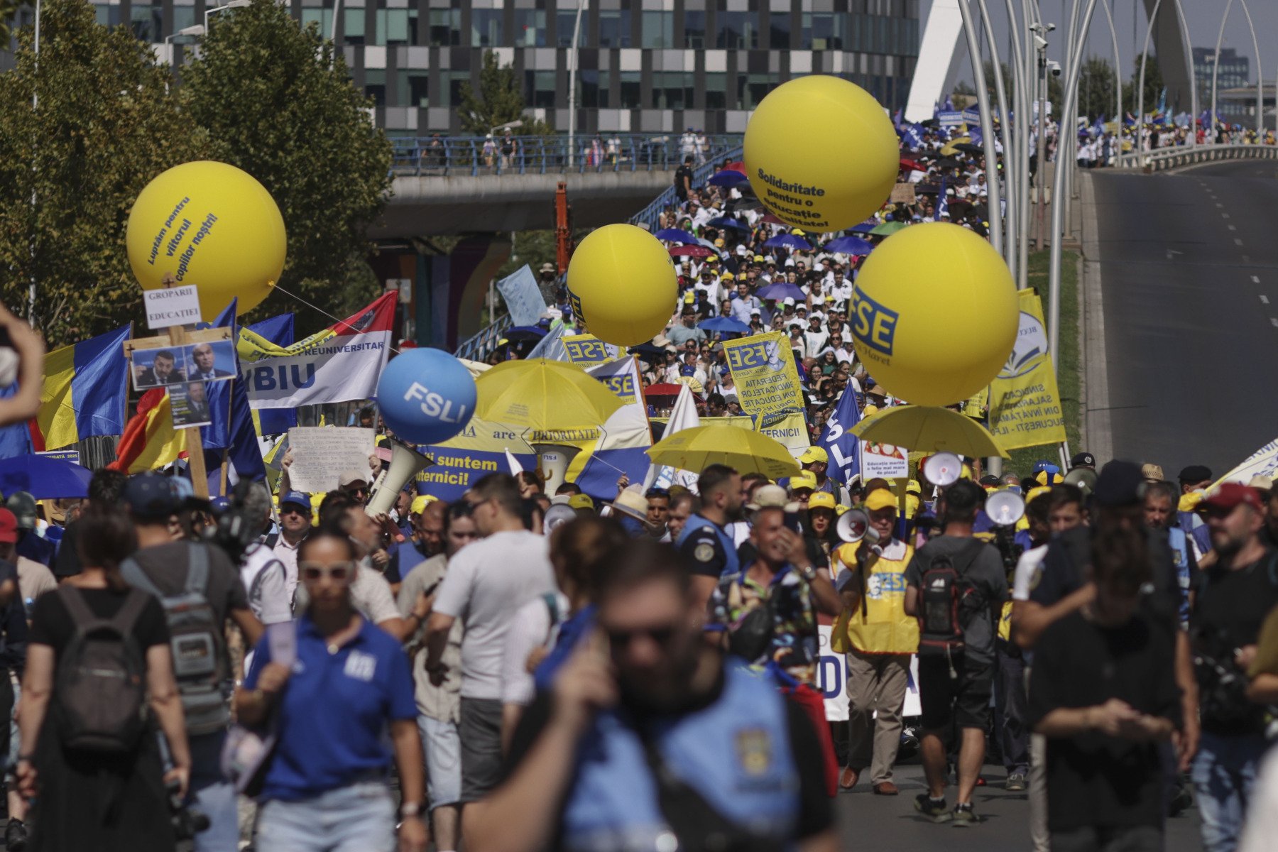 Profesorii și studenții din întreaga țară ies în stradă, protestând vehement împotriva Legii Bolojan din Educație, o reformă controversată care a fost anunțată recent de Guvern și care a stârnit reacții intense în rândul comunității academice