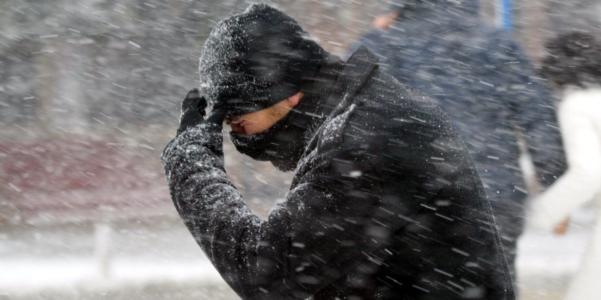 Meteorologii au emis coduri galbene de vânt și ninsori viscolite pentru mai multe județe din țară, anunțând o răcire drastică a vremii începând din această seară