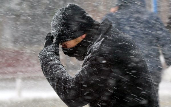 Meteorologii au emis coduri galbene de vânt și ninsori viscolite pentru mai multe județe din țară, anunțând o răcire drastică a vremii începând din această seară