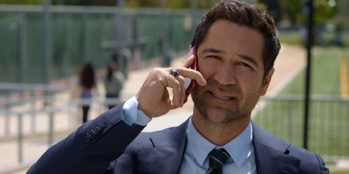 „The Lincoln Lawyer” sezonul patru — un omagiu emoționant și dezvăluiri surprinzătoare Sezonul patru al celebrei serii „The Lincoln Lawyer” a fost lansat pe Netflix și, deși fanii au fost captivați de desfășurarea intrigilor legale, atenția lor a fost rapid atrasă de un mesaj emoționant apărut la finalul episodului șase