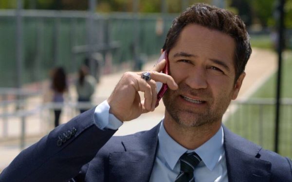 „The Lincoln Lawyer” sezonul patru — un omagiu emoționant și dezvăluiri surprinzătoare Sezonul patru al celebrei serii „The Lincoln Lawyer” a fost lansat pe Netflix și, deși fanii au fost captivați de desfășurarea intrigilor legale, atenția lor a fost rapid atrasă de un mesaj emoționant apărut la finalul episodului șase