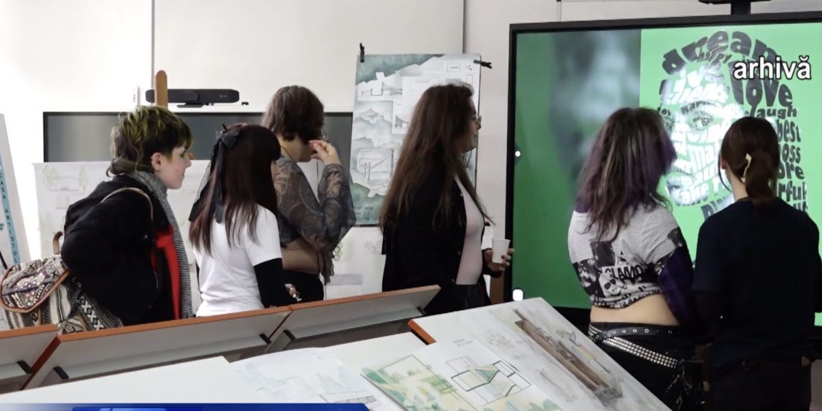 Liceul de Artă din Deva va primi o clasă în plus în anul școlar 2026-2027, după o contestare a părinților la decizia de reducere a locurilor Decizia de a mări numărul de locuri la Liceul de Artă din Deva pentru următorul an școlar a fost salvată în ultima clipă, după o reacție puternică a părinților și comunității locale