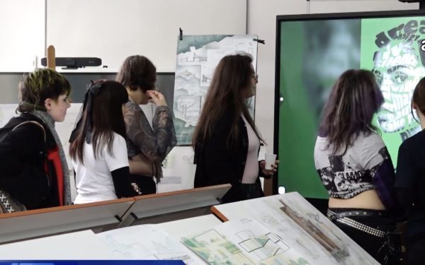 Liceul de Artă din Deva va primi o clasă în plus în anul școlar 2026-2027, după o contestare a părinților la decizia de reducere a locurilor Decizia de a mări numărul de locuri la Liceul de Artă din Deva pentru următorul an școlar a fost salvată în ultima clipă, după o reacție puternică a părinților și comunității locale
