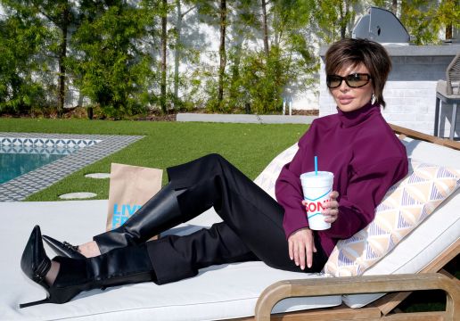 Lisa Rinna, sancționată de Bravo pentru „opinii impulsive” în rețelele sociale Lisa Rinna, cunoscută din emisiunea Real Housewives of Beverly Hills, a dezvăluit că a fost sancționată cu 50.000 de dolari de către Bravo din cauza comentariilor sale considerate „impulsive” pe Instagram