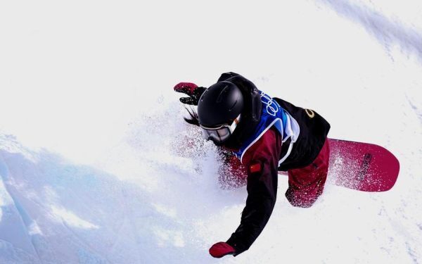 Accident la Olimpiada de Iarnă: Liu Jiayu, snowboarderul chinez, scăpată fără leziuni grave LIVIGNO, Italia – Liu Jiayu, snowboarder de 33 de ani din China și medaliată cu argint la Jocurile Olimpice de la PyeongChang în 2018, a suferit un accident grav în timpul calificărilor la snowboard halfpipe din cadrul Olimpiadei de Iarnă de la Milano-Cortina 2026