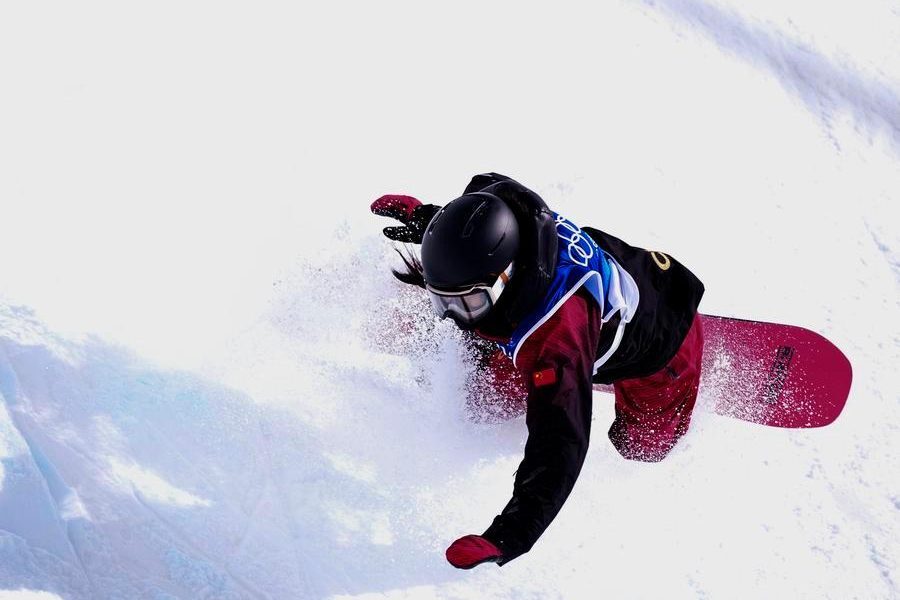 Accident la Olimpiada de Iarnă: Liu Jiayu, snowboarderul chinez, scăpată fără leziuni grave LIVIGNO, Italia – Liu Jiayu, snowboarder de 33 de ani din China și medaliată cu argint la Jocurile Olimpice de la PyeongChang în 2018, a suferit un accident grav în timpul calificărilor la snowboard halfpipe din cadrul Olimpiadei de Iarnă de la Milano-Cortina 2026