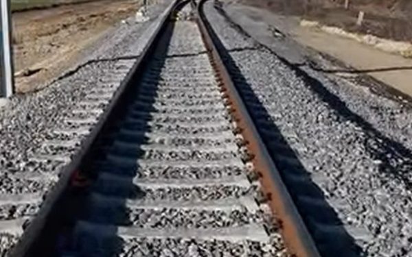 Calea ferată Caransebeș – Timișoara – Arad avansează cu 10 kilometri modernizați Încă zece kilometri de cale ferată simplă au fost dați în circulație pe tronsonul care leagă Timișoara de Lugoj, parte a proiectului „Modernizarea liniei feroviare Caransebeș – Timișoara – Arad”
