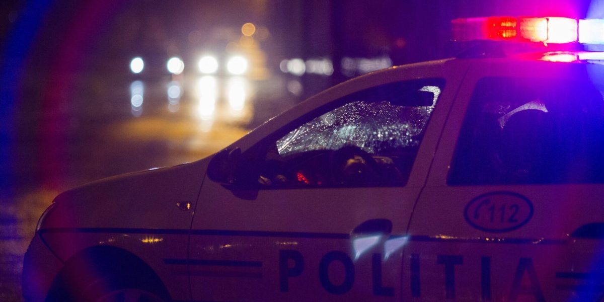 O teenager din București a avut parte de o experiență extrem de periculoasă miercuri seară, atunci când a fost electrocutată după ce a călcat într-o baltă de pe bulevardul Iuliu Maniu, din Sectorul 6 al Capitalei