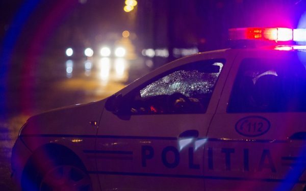 O teenager din București a avut parte de o experiență extrem de periculoasă miercuri seară, atunci când a fost electrocutată după ce a călcat într-o baltă de pe bulevardul Iuliu Maniu, din Sectorul 6 al Capitalei