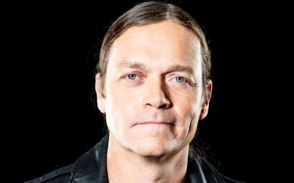 Brad Arnold, solistul trupei 3 Doors Down, s-a stins din viață la 47 de ani Brad Arnold, fondatorul și solistul trupei americane de rock 3 Doors Down, a decedat sâmbătă, la vârsta de 47 de ani, în urma unei lungi lupte cu cancerul