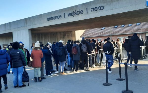 Muzeul Auschwitz renunță la vânzarea de bilete la fața locului, impunând rezervări online Muzeul Auschwitz, unul dintre cele mai importante și vizitate locuri memoriale din Polonia și din lume, a anunțat că de luna viitoare va înceta vânzarea de bilete pe teren, impunând vizitatorilor să își rezerve locurile online în prealabil