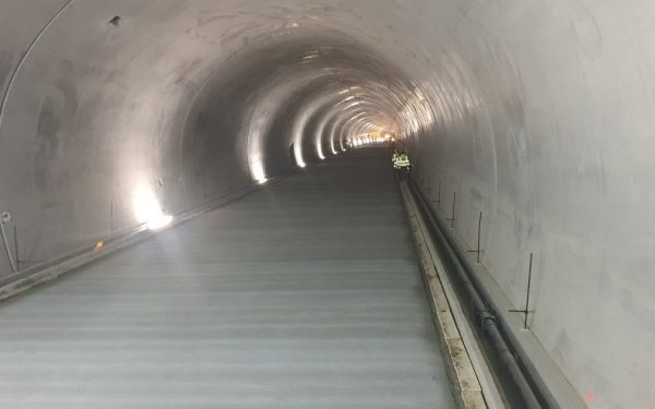 Tunelurile A1 Sibiu-Pitești se apropie de finalizare Lucrările la Secțiunea 4 Tigveni – Curtea de Argeș a Autostrăzii A1 Sibiu–Pitești sunt în stadiu avansat, iar cele două tuneluri, Alina și Daniela, urmează să fie deschise circulației în luna august