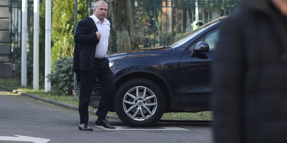 Primarul Galațiului avertizează: reforma administrației poate fi ocolită legal Reforma administrației locale a fost lansată cu scopul de a reduce numărul de posturi din instituțiile publice, dar primarul Ionuț Pucheanu din Galați a semnalat un potențial „truc legal” prin care primăriile ar putea evita tăierile de personal impuse de Guvern