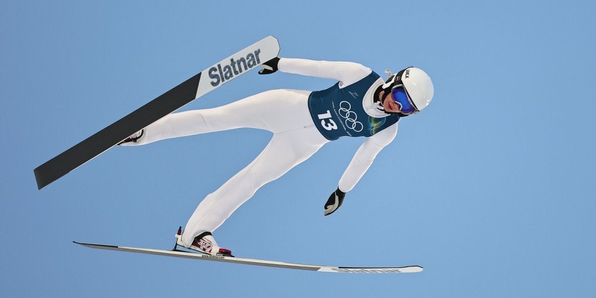 Daniela Toth încheie pe locul 30 la sărituri cu schiurile la JO de Iarnă 2026 Daniela Toth a impresionat sâmbătă la Jocurile Olimpice de Iarnă Milano Cortina 2026, terminând competiția feminină de sărituri cu schiurile pe trambulina normală pe locul 30