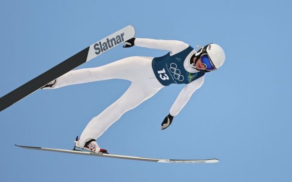 Daniela Toth încheie pe locul 30 la sărituri cu schiurile la JO de Iarnă 2026 Daniela Toth a impresionat sâmbătă la Jocurile Olimpice de Iarnă Milano Cortina 2026, terminând competiția feminină de sărituri cu schiurile pe trambulina normală pe locul 30