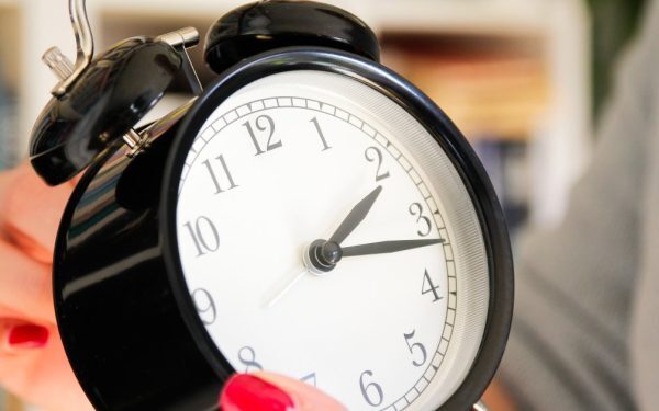 În noaptea de 28 spre 29 martie 2026, românii vor fi nevoiți să își ajusteze ceasurile, trecând la ora de vară, moment în care ora 03:00 va deveni ora 04:00