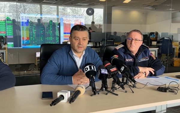 Primarul Capitalei, Ciprian Ciucu, a anunțat intenția de a sancționa operatorii de salubritate care nu și-au respectat angajamentele de a curăța străzile în urma ninsorii abundente din ultimele zile