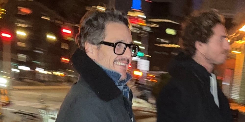 Pedro Pascal surprinde la New York alături de Rafael Olarra Pedro Pascal, starul serialului „The Last of Us”, a fost văzut luni seara, pe 16 februarie, în Manhattan, împreună cu Rafael Olarra, directorul creativ de la Faena
