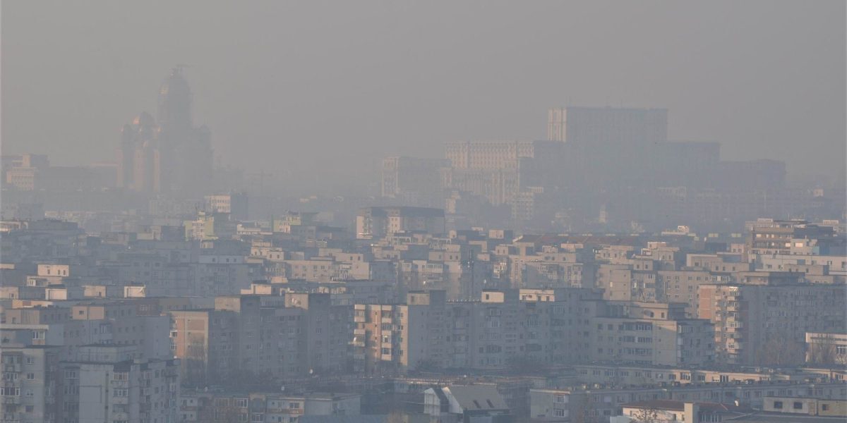 Calitatea aerului din București și Ilfov rămâne grav afectată în 2025, conducând la depășiri frecvente ale limitelor legale pentru particulele extrem de mici PM 2.5 și PM10