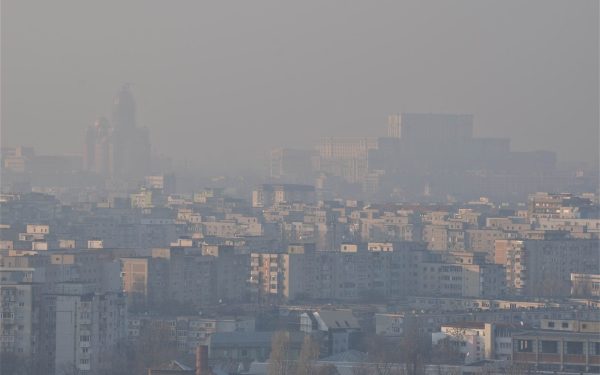 Calitatea aerului din București și Ilfov rămâne grav afectată în 2025, conducând la depășiri frecvente ale limitelor legale pentru particulele extrem de mici PM 2.5 și PM10