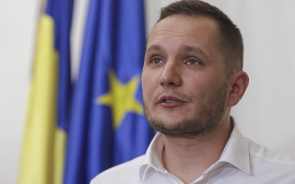 Percheziții DNA la Primăria Sectorului 3 din București din cauza construcțiilor ilegale Prefectul Capitalei, Andrei Nistor, a anunțat astăzi că drumul construit de primarul Sectorului 3, Robert Negoiță, pe terenul privat al fratelui său a fost realizat fără autorizații, peste o magistrală de gaz