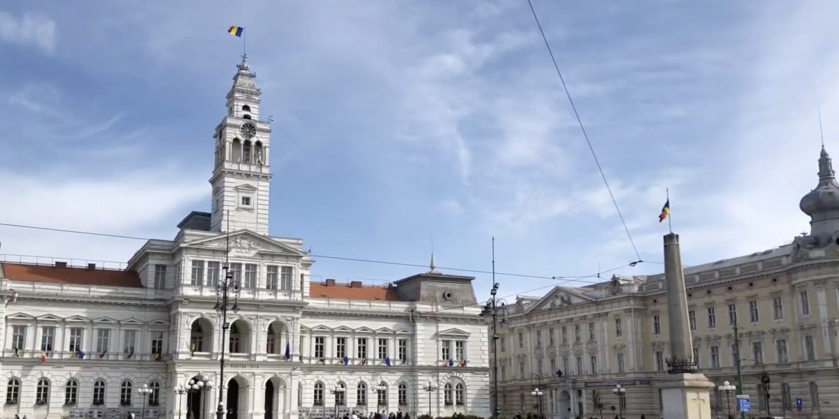 Primăria Arad refuză autorizarea protestului civic privind decizia Curții Constituționale despre pensiile magistraților Ziua de joi s-a încărcat cu tensiune în Arad, după ce mai multe organizații civice au anunțat că nu au primit avizul necesar pentru a protesta în fața Palatului Justiției