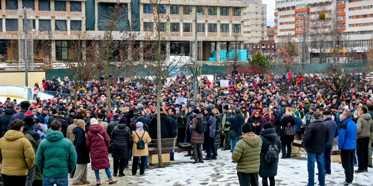 Mii de oameni s-au mobilizat sâmbătă la Gheorgheni, în inima Harghitei, pentru a protesta împotriva măsurilor guvernamentale considerate un afront adus unei comunități deja vulnerabile