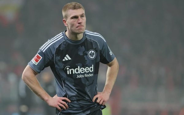 Rasmus Kristensen, lovit de o minge de hârtie în plin meci