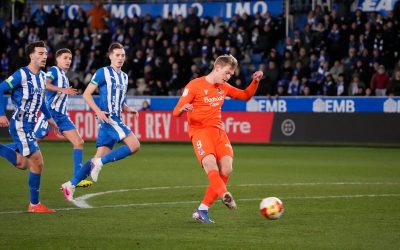 Orri Óskarsson chuta para marcar el tercer gol ante el Alavés en los cuartos de la Copa.