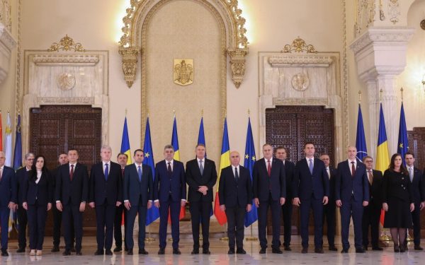 Guvernul finalizează reforma administrației pentru relansare economică Guvernul României a anunțat luni, 16 februarie, finalizarea reformei administrației centrale și locale, împreună cu un pachet de măsuri destinate relansării economice