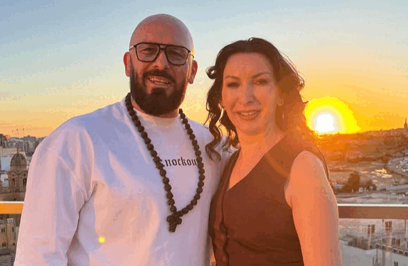 Cătălin Zmărăndescu și Provocarea „Power Couple” Fostul luptător MMA, Cătălin Zmărăndescu, a adus în prim-plan atât cariera sa sportivă, cât și viața personală, participând recent la emisiunea „Power Couple”, difuzată de Antena 1 și moderată de Dani Oțil