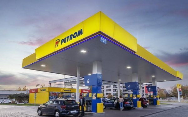 OMV Petrom investește în petrol și gaze, dar reduce fondurile pentru energia verde OMV Petrom, liderul pieței energetice românești, a anunțat o schimbare semnificativă în strategia sa de investiții, optând să își concentreze resursele pe activitățile tradiționale de extracție de petrol și gaze