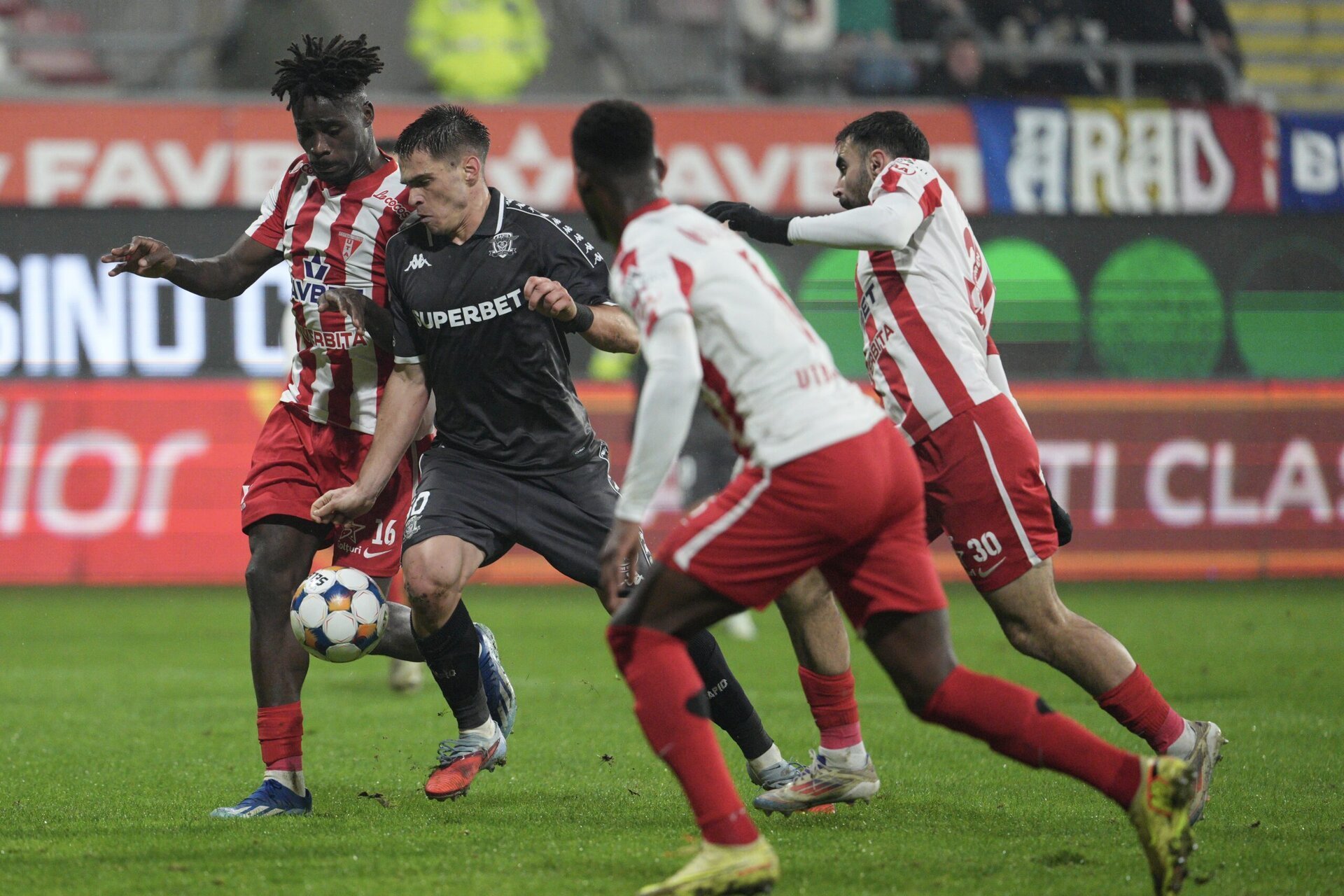 UTA Arad păstrează speranțele pentru play-off după victoria cu FC Argeș UTA Arad rămâne în cursa pentru play-off-ul Superligii, reușind o victorie importantă în fața celor de la FC Argeș, cu 1-0