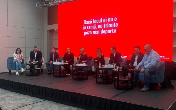 Majoritatea adolescenților din România trăiesc o bună parte a zilei conectată la mediul digital, iar această realitate capătă proporții alarmante conform unui sondaj sociologic realizat în 2025, ale cărui rezultate au fost făcute publice la începutul anului 2026