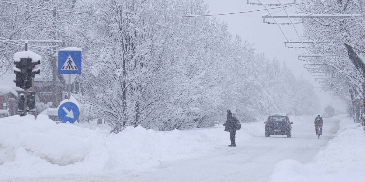 Viscolul și ninsorile abundente afectează grav România: sute de mii de oameni fără curent Viscolul puternic și ninsorile abundente din ultimele zile au creat haos în București și în 25 de județe din țară, lăsând aproape 200.000 de consumatori fără energie electrică și blocând transportul rutier și aerian