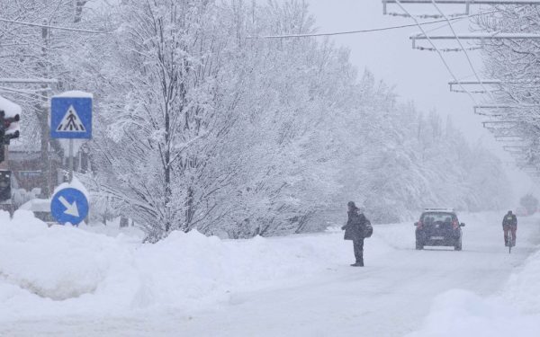 Viscolul și ninsorile abundente afectează grav România: sute de mii de oameni fără curent Viscolul puternic și ninsorile abundente din ultimele zile au creat haos în București și în 25 de județe din țară, lăsând aproape 200.000 de consumatori fără energie electrică și blocând transportul rutier și aerian