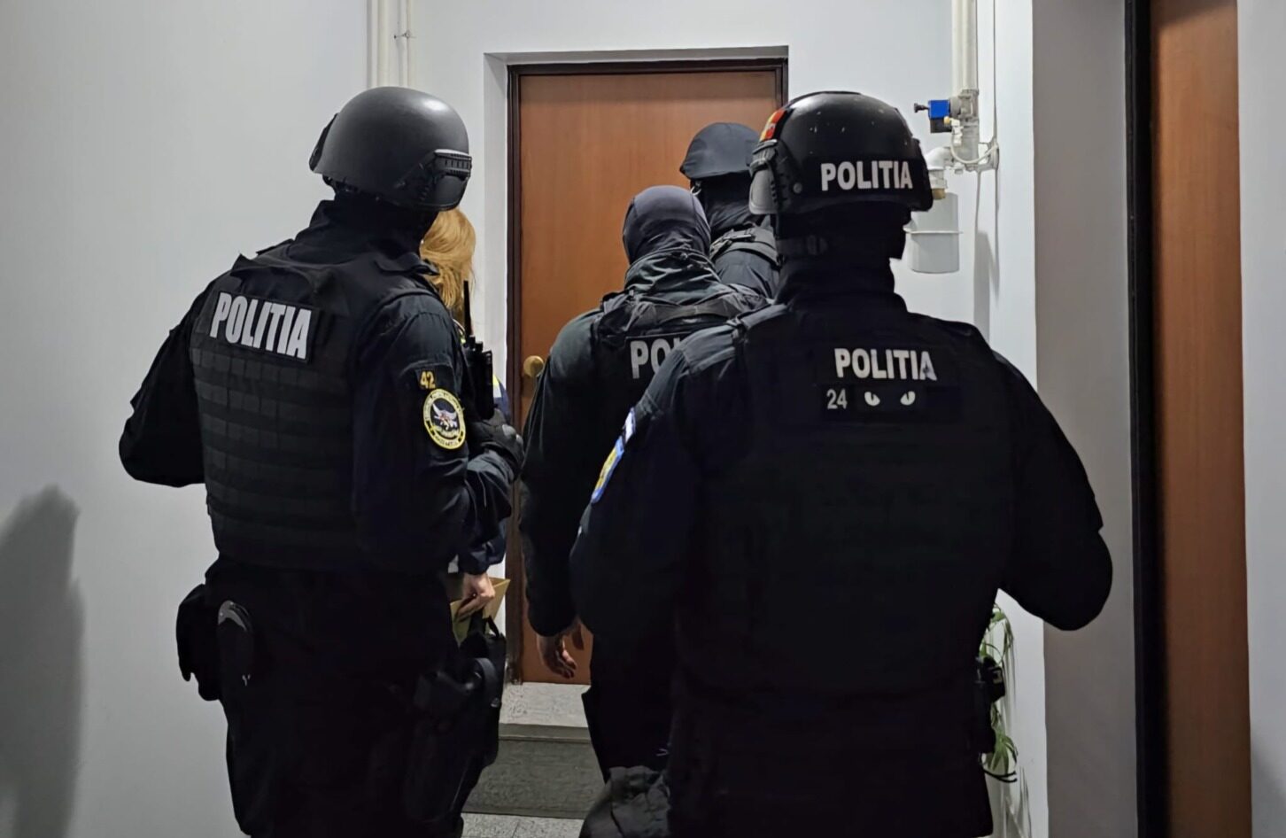 Procurori DIICOT descind la Constanța într-un caz de sabotaj naval implicând cetățeni român și grec O operațiune de amploare a avut loc marți în Constanța, unde procurorii Direcției de Investigare a Infracțiunilor de Criminalitate Organizată și Terorism (DIICOT) au făcut o percheziție la locuința unui bărbat român suspectat de implicare într-un act de sabotaj asupra unei nave aparținând marinei germane